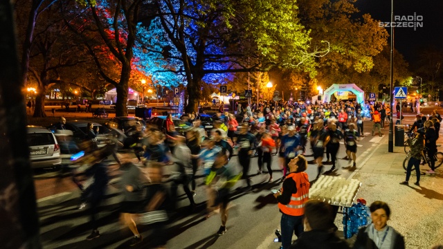 Popandemiczne nocne bieganie w Szczecinie. W tym roku uczestnicy oprócz dystansu 5 km, mogli wybrać bieg na 10 km.