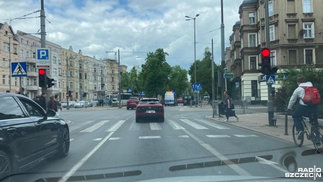 Potrącenie rowerzysty w centrum Szczecina. Do zdarzenia doszło w al. Piastów, na odcinku między ul. Jagiellońską a pl. Szarych Szeregów.