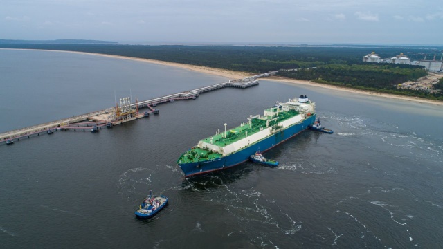 Kolejna dostawa LNG dotarła do terminalu w Świnoujściu. To jednak pierwsza, którą dostarczył statek wyczarterowany przez Grupę Kapitałową Polskie Górnictwo Naftowe i Gazownictwo.
