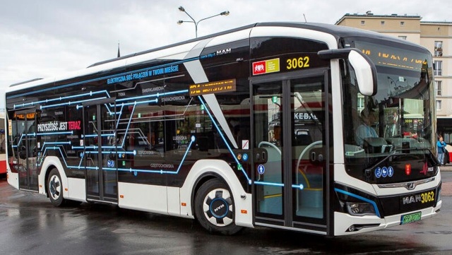 Autobus firmy MAN można spotkać na liniach nr 2, 5, 9, 10 i 15. Zmieści się w nim 78 pasażerów.