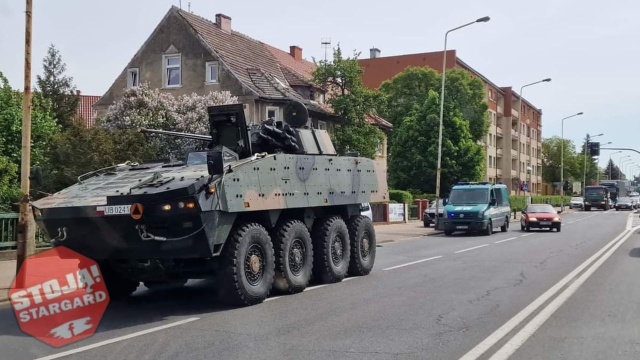 Z wojskowym kołowym transporterem opancerzonym zderzyło się auto osobowe.