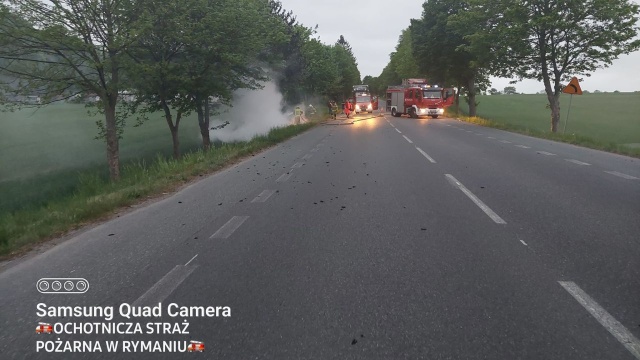 Tragiczny wypadek pod Rymaniem. Samochód osobowy uderzył w drzewo, po czym stanął w płomieniach.