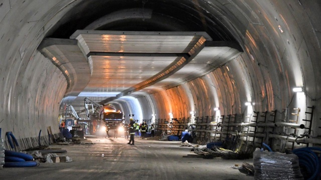 W Świnoujskim tunelu powstały dziury - ekipy budowlane właśnie zakończyły przebijanie obudowy. W wyciętych miejscach powstają wyjścia ewakuacyjne z klatkami schodowymi.