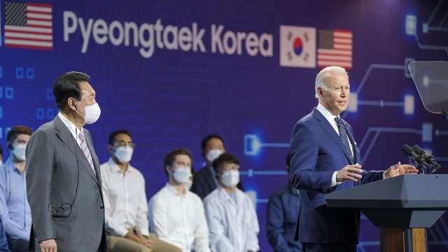 Stany Zjednoczone i Korea Południowa poinformowały o dalszym wzmacnianiu sojuszu. W Seulu doszło do rozmów nowo zaprzysiężonego prezydenta Jun Suk Jola z amerykańskim przywódcą Joe Bidenem, dla którego jest to pierwsza oficjalna podróż do Azji.