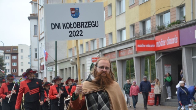 Korowodem ulicami miasta rozpoczęły się Dni Kołobrzegu. Blisko tysiąc mieszkańców przeszło z Placu Ratuszowego do miejscowego portu.