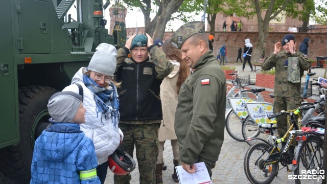 Wojsko zachęca do wstąpienia do dobrowolnej, zasadniczej służby wojskowej. W Kołobrzegu żołnierzy można spotkać przy latarni morskiej, gdzie zachęcają do założenia munduru.