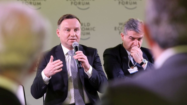 Prezydent Andrzej Duda i premier Mateusz Morawiecki będą reprezentować Polskę w szwajcarskim Davos, gdzie po dwóch latach pandemicznej przerwy odbywa się Światowe Forum Ekonomiczne.