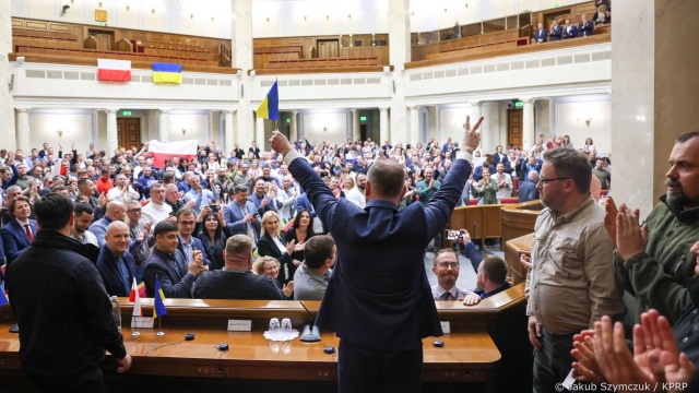 Prezydent Andrzej Duda powiedział, że społeczność międzynarodowa musi utrzymać jedność i jednomyślnie stać po stronie Ukrainy. W nocy polski przywódca wrócił z Kijowa, gdzie przed ukraińską Radą Najwyższą wygłosił orędzie. Swoją wizytę w ukraińskiej stolicy prezydent nazwał historyczną.