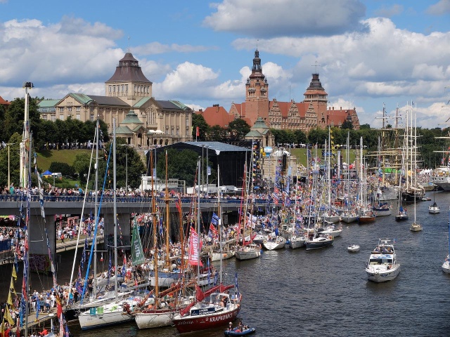 Stolica województwa zachodniopomorskiego od lat uznawana jest za jedno z najlepszych miast do zamieszkania w Polsce. Szczecin to pięknie położona miejscowość, która może zaoferować wygodne warunki do życia, a także dostęp do różnorodnych atrakcji i udogodnień. Jak wygląda rynek mieszkaniowy w tym mieście Co go charakteryzuje i wyróżnia