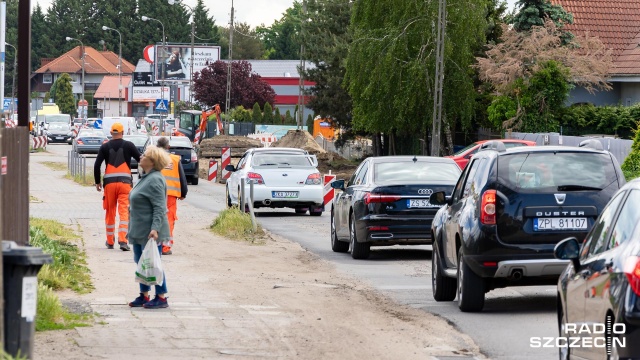 Jeśli jesteś mieszkańcem ulicy Porannej, Sosnowej lub Środkowej na szczecińskim Bezrzeczu, to bez specjalnej przepustki do swojej posesji nie dojedziesz. Takie obostrzenia wprowadzi w przyszłym tygodniu wykonawca przebudowy ulicy Modrej i Koralowej.