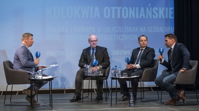Dopóki będzie trwać wojna na Ukrainie, możemy się spodziewać kolejnych wzrostów cen surowców energetycznych w Polsce - gazu, prądu, paliwa oraz węgla - dyskutowali o tym uczestnicy debaty Kolokwia Ottoniańskie w Radiu Szczecin.