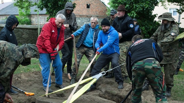 Uzbrojeni w łomy i łopaty w deszczu i miejscami błocie kilka godzin szukali zabytków na cmentarzu w Kołbaskowie.