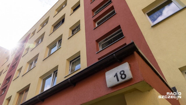 Ogień po godzinie 7 rano wybuchł w budynku na osiedlu Książąt Pomorskich w Szczecinie. Zginęła jedna osoba, a pięć zostało ewakuowanych.