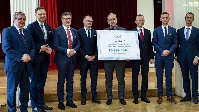 Nowy sprzęt pozwoli na ratowanie życia większej liczby pacjentów i wykonywane zupełnie nowych zabiegów. Pomorski Uniwersytet Medyczny w Szczecinie otrzymał prawie 11 mln złotych na doposażenie Kliniki Neurochirurgii.