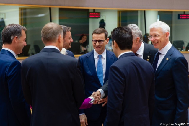 Premier Mateusz Morawiecki bierze udział w Brukseli w nadzwyczajnym, dwudniowym szczycie Rady Europejskiej.