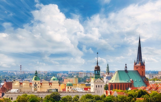 Szczecin to miasto niezwykle atrakcyjne nie tylko dla turystów. Mieszkańcy kochają je przede wszystkim za jego naturę. Szczecin jest bowiem jednym z najbardziej zielonych miast w Polsce. Poza tym aglomeracja dość prężnie się rozwija, ma swoją, niepowtarzalną atmosferę i wspaniałych mieszkańców. Jeśli marzysz o mieszkaniu nad morzem, sprawdź, jakie inwestycje mieszkaniowe są tu obecnie na topie.