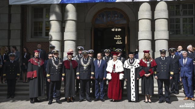 Trwają obchody 75-lecia szkolnictwa morskiego na Pomorzu Zachodnim. Podniesienie bandery, odegranie hymnu oraz przemarsz kompanii honorowej wraz z orkiestrą - tak dzisiaj wyglądały Wały Chrobrego.
