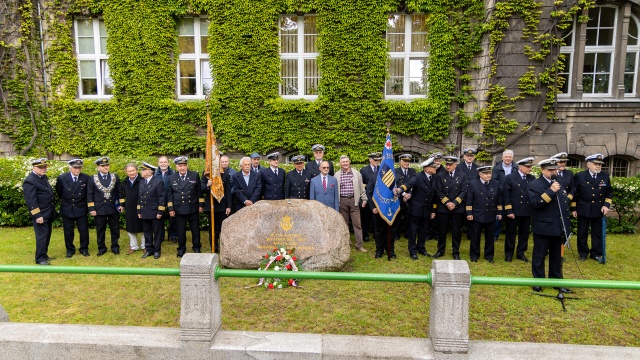 Absolwenci Państwowej Szkoły Morskiej w Szczecinie spotkali się przy pamiątkowym kamieniu na Wałach Chrobrego. Wspominali lata spędzone na morzu. To z okazji obchodów 75-lecia szkolnictwa morskiego na Pomorzu Zachodnim.