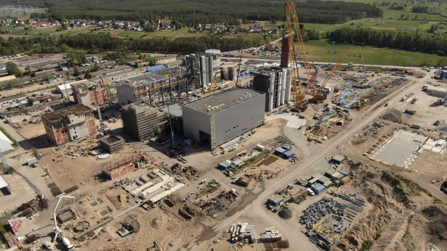 Pierwsze urządzenia dla nowych bloków gazowo parowych, które powstają w elektrowni Dolna Odra płyną do Szczecina i Nowego Czarnowa.
