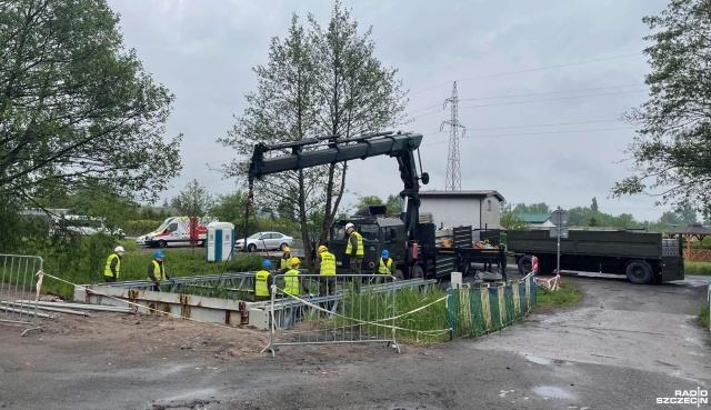 Problem setek kołobrzeskich działkowców zostanie rozwiązany. Z pomocą przyszło im wojsko, które stawia specjalny most umożliwiający dojazd do ogródków.