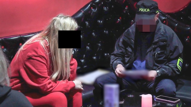 Funkcjonariusze Centralnego Biura Śledczego Policji weszli do kilkunastu klubów ze striptizem w całej Polsce. Zatrzymano ponad 20 osób.