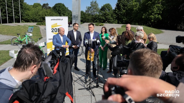 Przyjęcie w Polsce euro jako recepta na rozwój gospodarczy w bezpiecznej Unii Europejskiej u boku Niemców, obligacje NBP z oprocentowaniem równym inflacji oraz, ogólnie: przywrócenie nadziei - między innymi takie propozycje przedstawił w czwartek na Jasnych Błoniach lider Polski 2050 Szymon Hołownia.