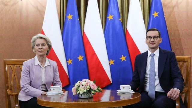 Ursula von der Leyen rozpoczęła wizytę w Polsce. Szefowa Komisji Europejskiej przyjechała do Warszawy w związku z zatwierdzeniem dla Polski Krajowego Planu Odbudowy.