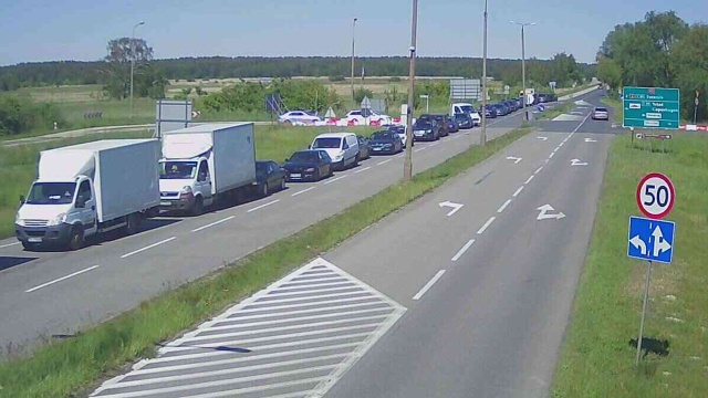 Ogromne kolejki przy dojeździe do przeprawy promowej w Świnoujściu.