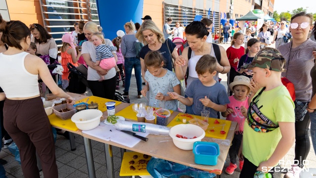 Rozgrywki tenisa stołowego, zajęcia Zumby dla dorosłych i animacje dla dzieci. Przed szczecińską Netto Areną odbył się Dzień Mamy i Dziecka na Sportowo.
