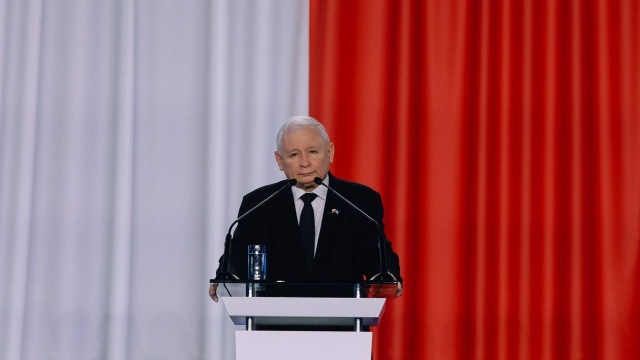 Wicepremier, prezes PiS Jarosław Kaczyński ogłosił mobilizację w Prawie i Sprawiedliwości i zapowiedział serię objazdów po kraju polityków partii rządzącej. Na konwencji w Markach prezes PiS podsumował też sukcesy rządów prawicy.