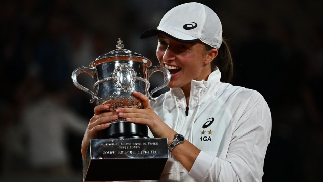 Iga Świątek pozostaje liderką światowego rankingu tenisistek (WTA). Polka, która nieprzerwanie prowadzi w zestawieniu od 4 kwietnia, po sobotnim triumfie w wielkoszlemowym French Open w Paryżu powiększyła przewagę nad rywalkami.