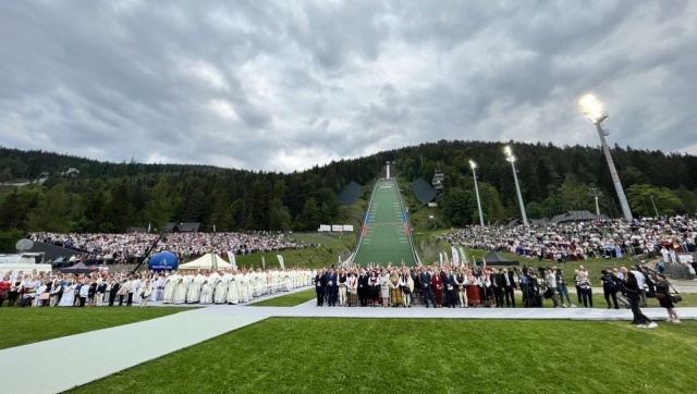 Pod Wielką Krokwią w Zakopanem celebrowana jest Msza Święta z udziałem Episkopatu Polski i licznie przybyłych górali.
