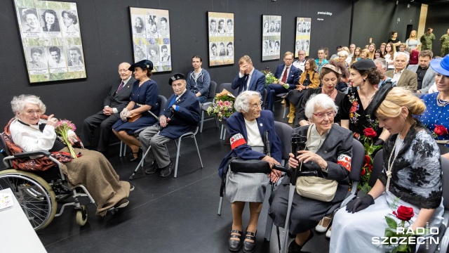 48 archiwalnych fotografii młodych kobiet, które podczas II wojny światowej pełniły role m.in sanitariuszek, łączniczek i kurierek można oglądać od wtorku w Centrum Dialogu Przełomy w Szczecinie.