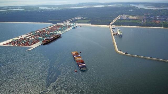 Brytyjska firma, która wybudowała terminal kontenerowy w Gdańsku oraz belgijska spółka, która realizuje m.in. największy terminal kontenerowy w Singapurze - te dwie firmy chcą wybudować terminal kontenerowy w Świnoujściu.