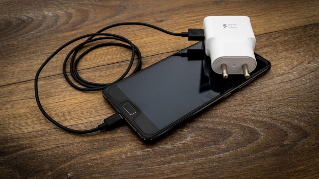 Jest porozumienie w Unii Europejskiej w sprawie jednolitych ładowarek dla wszystkich małych i średnich przenośnych urządzeń elektronicznych. Chodzi o telefony komórkowe, tablety, czytniki, aparaty fotograficzne, konsole do gier, słuchawki, czy przenośne głośniki.
