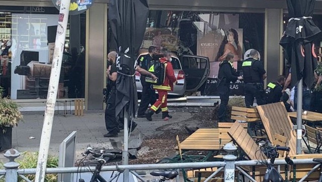 W centrum Berlina samochód wjechał w ludzi. Jedna osoba zginęła, co najmniej osiem zostało rannych.