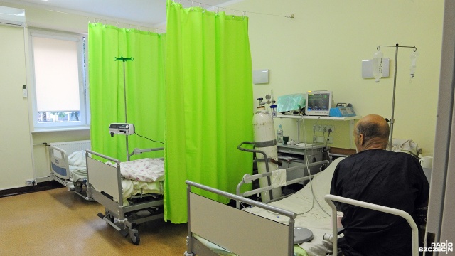 Nowe łóżka, sprzęt medyczny, m.in. aparat rentgenowski, toalety z prysznicem w salach dla chorych, a przede wszystkim wyższy komfort dla leczących się pacjentów - w szpitalu w Dębnie po remoncie oddano nowoczesny oddział chorób wewnętrznych.