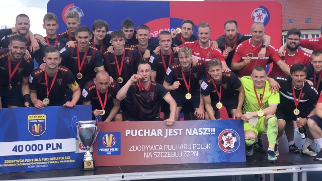 Piłkarze rezerw Pogoni Szczecin zdobyli Puchar Polski na szczeblu Zachodniopomorskiego Związku Piłki Nożnej. Młodzi portowcy w finałowym meczu rozegranym w Wolinie pokonali miejscową Vinetę 2:0.