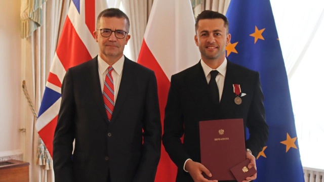 Bramkarz londyńskiego klubu piłkarskiego West Ham United - Łukasz Fabiański otrzymał odznakę Bene Merito w dowód uznania za skuteczną promocję Polski na arenie międzynarodowej - poinformował ambasador RP w Wielkiej Brytanii Piotr Wilczek.