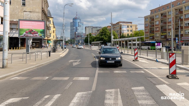 Kolejna zmiana organizacji ruchu w al. Wyzwolenia w Szczecinie - chodzi o dojazd od strony pl. Rodła w kierunku pl. Żołnierza Polskiego.
