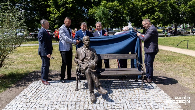 Był twórcą systemu prądu trójfazowego, którym posługuje się cały świat. Wymyślił też suszarkę do włosów. W piątek pomnik - ławeczka Michała Doliwo-Dobrowolskiego została odsłonięta na skwerze jego imienia w Szczecinie.