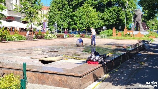 Szczecińskie fontanny będą włączone w przyszłym tygodniu - deklarują urzędnicy. Działają już te na Placu Zamenhofa i Placu Zwycięstwa, trwają prace nad uruchomieniem urządzeń przy Alei Jana Pawła II.