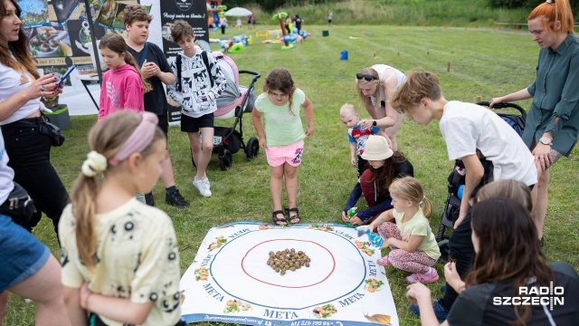 Dmuchane zamki, mini tor przeszkód, zwiedzanie radiowozu, strzelnica i wiele innych atrakcji. Na szczecińskim Skolwinie trwa festyn Wiosenne Przebudzenie Mocy.