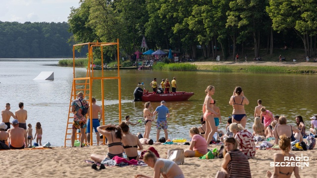 Śledztwo w sprawie utonięcia młodego mężczyzny, który w niedzielę na kąpielisku Głębokie wskoczył do wody z pomostu prowadzi Policja i prokuratura.