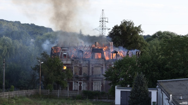 Pożar pustostanu przy ulicy Niklowej 11 w szczecińskich Podjuchach.