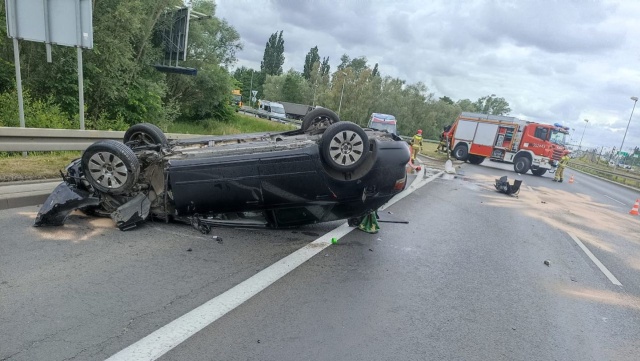 Uwaga kierowcy jadący w stronę prawobrzeża. Na ulicy Hangarowej dachowało auto.