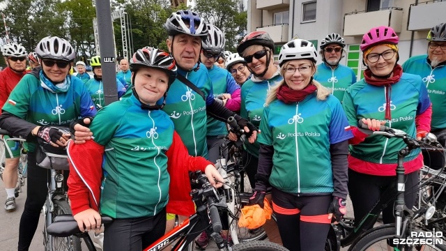 Rowerowy team Poczty Polskiej w Świnoujściu. Kolarze codziennie zwiedzają świnoujskie wyspy i ich okolicę, poznając historię miejsca i krajobraz.