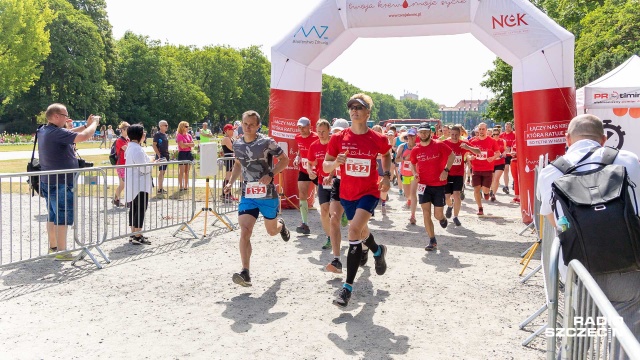 Szczecin tętni dobrem - pod takim hasłem na Jasnych Błoniach rozpoczął się event biegowy zorganizowany przez Centrum Krwiodawstwa i Krwiolecznictwa.