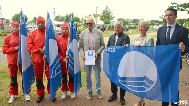 Kołobrzeskie plaże, a także port wyróżniono Błękitnymi Flagami. To nagroda za utrzymanie czystości i bezpieczeństwa.
