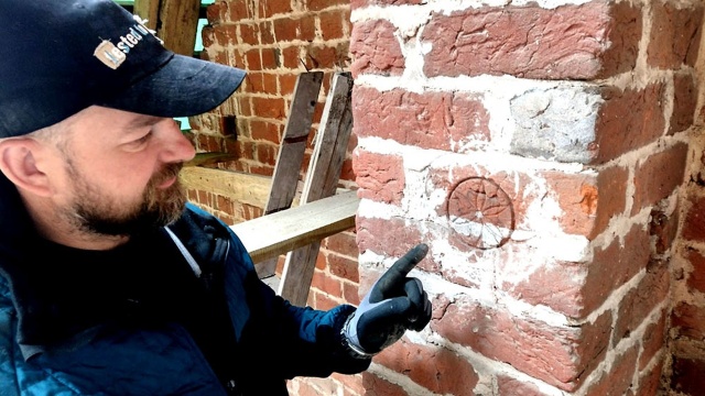 Średniowieczny lub wczesnonowożytny znak apotropeiczny odkryto nad sklepieniem chóru kamieńskiej katedry. Takie graffiti znaleziono podczas remontu dachu świątyni.